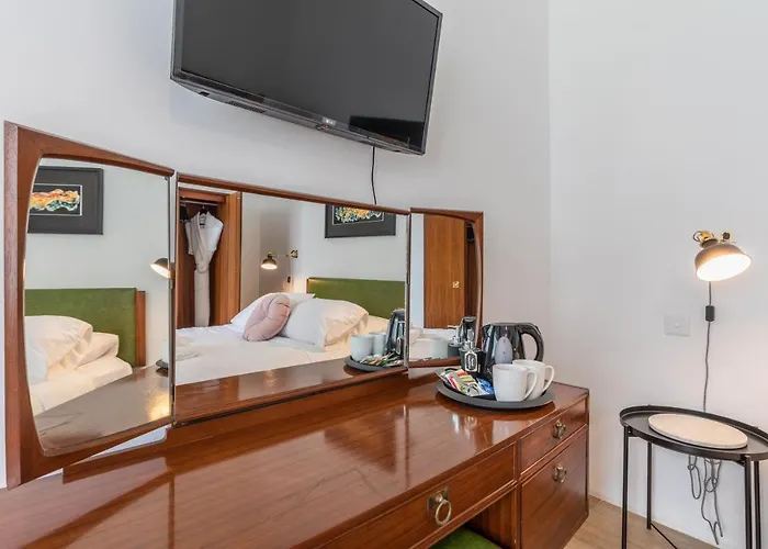 Dome Bed & Breakfast 4*